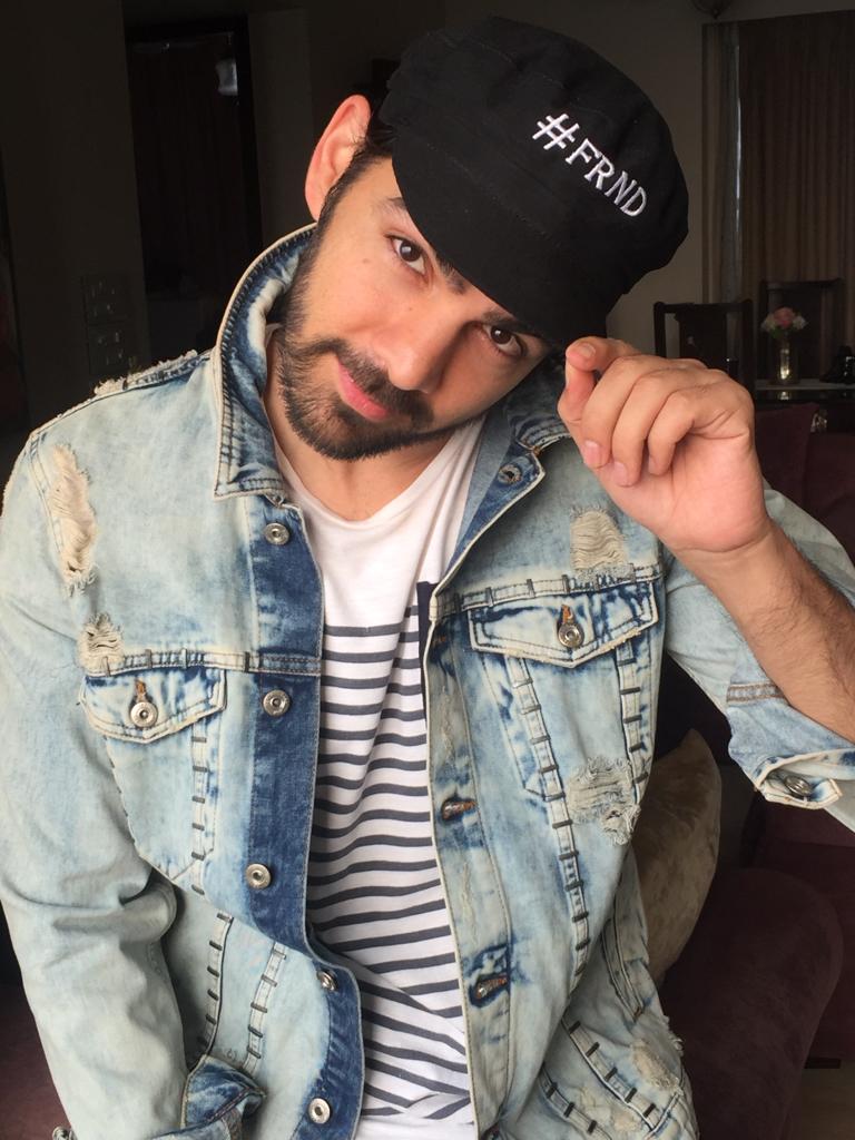 Nakuul Mehta, Akshay Mhatre, Shaleen Bhanot, Karan V Grover Sheen Das sport the ”Friend” cap from Maine Pyar Kiya to promote Rajshri’s Hum Chaar