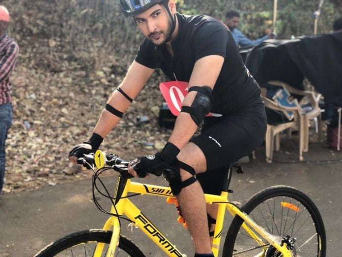 Catch Shivin Narang cycling in Internet Wala Love