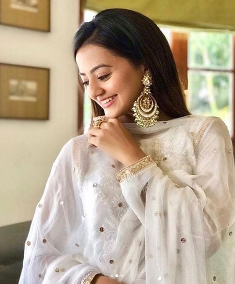 Helly Shah 1