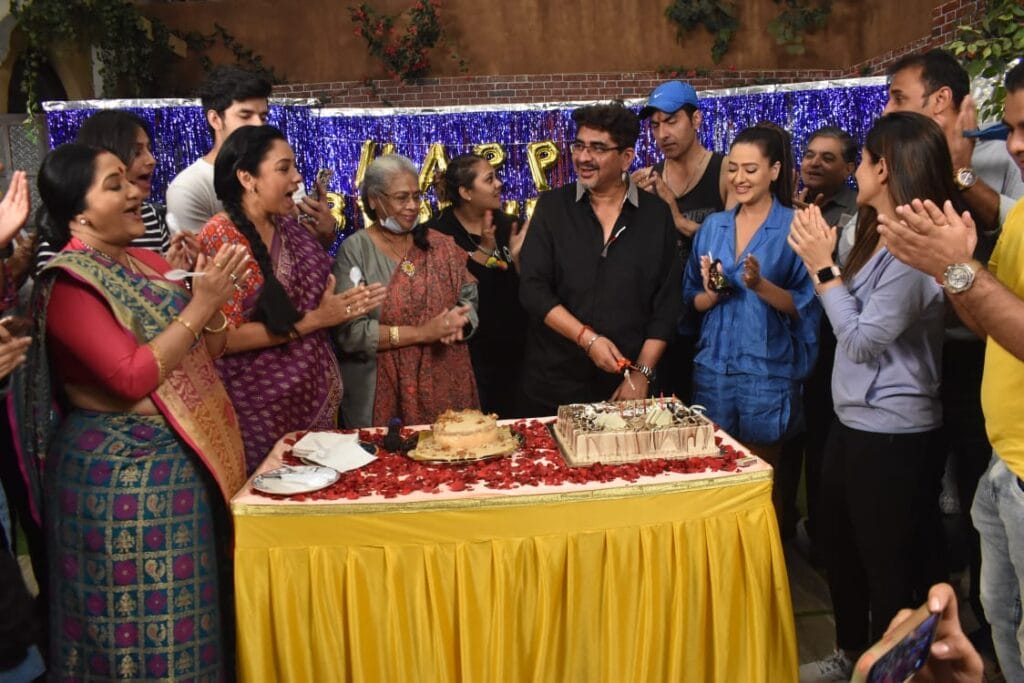 Rajan Shahi cuts birthday cake with &#8216;Anupamaa&#8217; cast, trends on Twitter