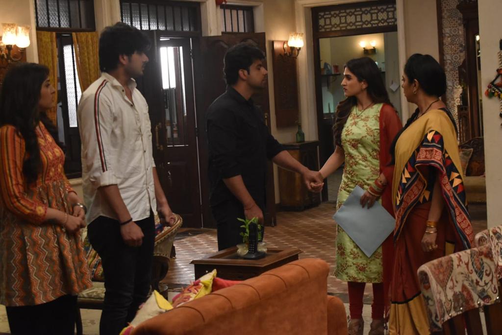 Anupama: While Pakhi chooses Vanraj over Anupamaa, Anupamaa decides to leave home