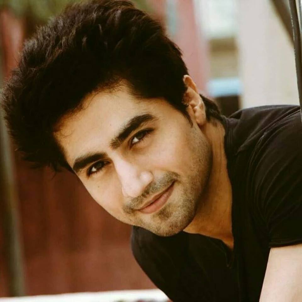 #HappyBdayHarshadChopda: Which Hair Look of the star is your favorite?