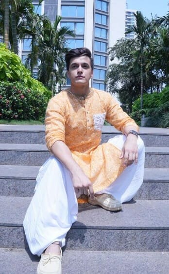 Top 5 actors who rocks ethnic!