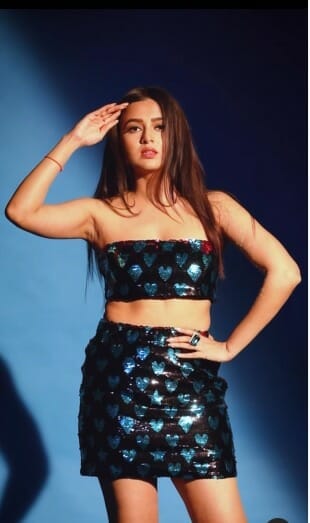 You can’t miss the hot look of these actresses