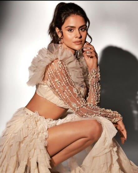 You can’t miss the hot look of these actresses