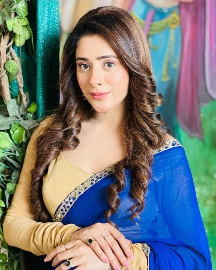 &#8220;In order to attain perfection for the role of Jhanak, I learned how to row a shikara within two days&#8221;, shares Hiba Nawab aka Jhanak on shooting for her upcoming Star Plus show Jhanak in serene beauty of Kashmir! Deets Inside-