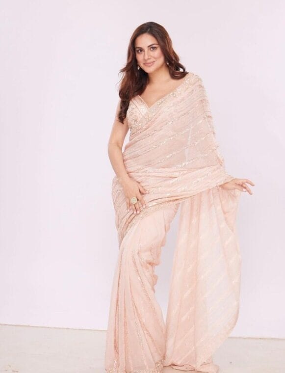Kundali Bhagya fame Shraddha Arya oozes attractiveness in sari.