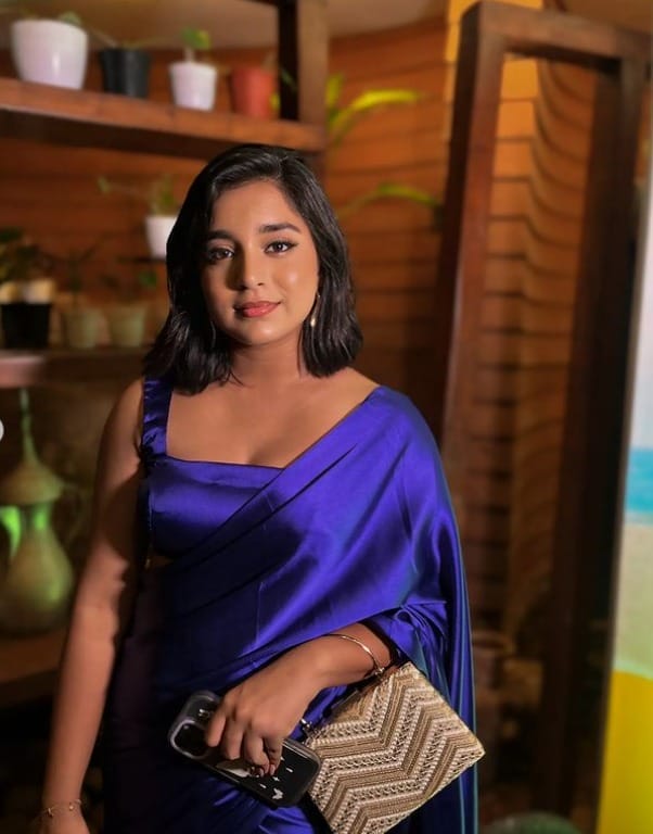 Television’s beauties desi look has a twist. Choose your favorite.