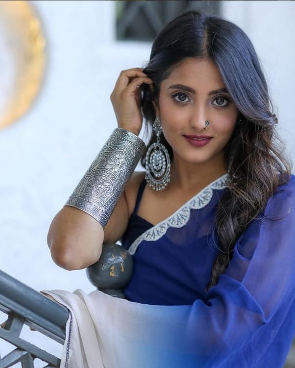 Television’s beauties desi look has a twist. Choose your favorite.