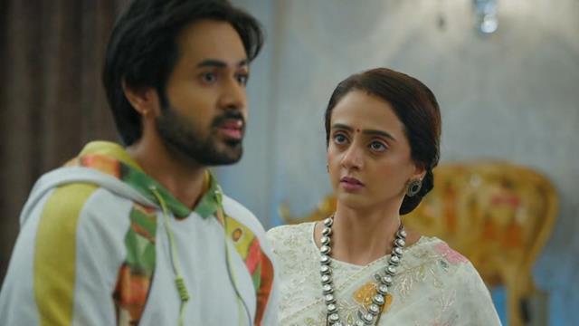 8785-anupamaa-khyati-sneaks-into-mohits-room-suspecting-he-is-her-abandoned-son