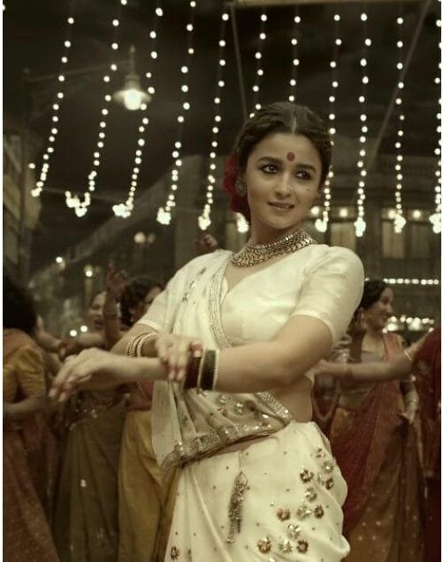 From Alia, Deepika to Akanksha— 5 Bollywood Beauties who absolutely mesmerised us with their Garba moves.