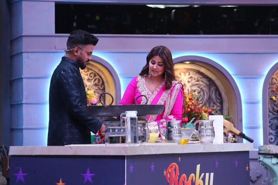 Hina Khan whips up Jalebis for her ‘Pehli Rasoi’ on Laughter Chefs Unlimited Entertainment
